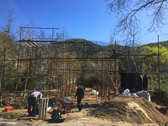 延慶小莊頭村北梁安山莊仿真樹(shù)大門(mén)制作完美竣工