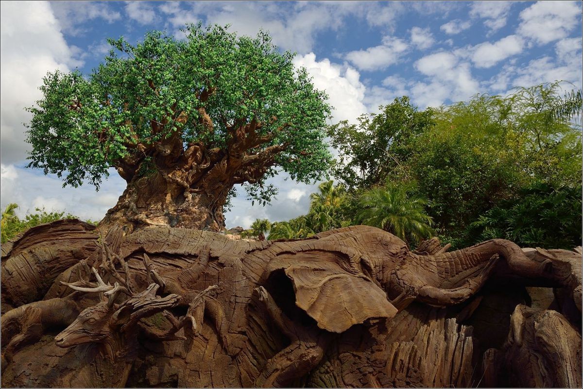 迪士尼仿真樹上的動物用什么材料雕塑的，哪個公司能做