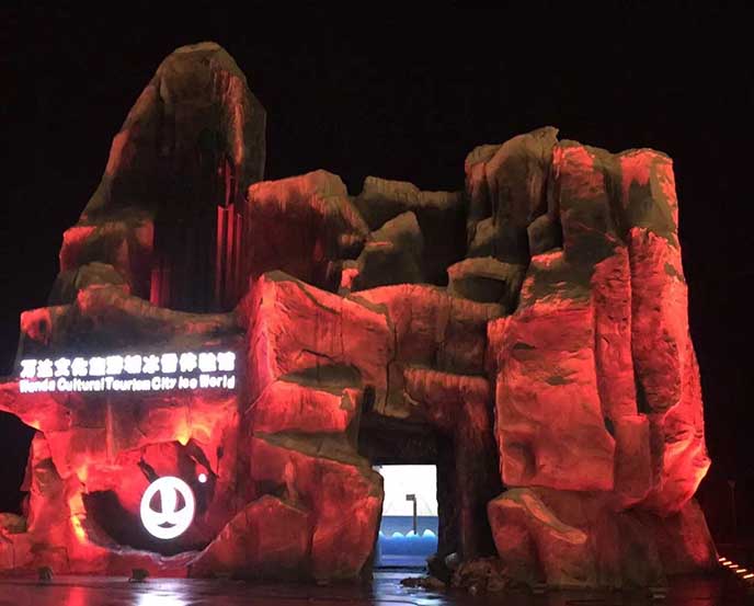 大型塑石假山施工隊是怎樣完成難的塑石假山施工的