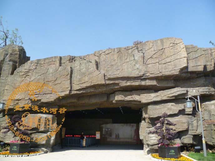 云南大理水泥假山制作形態(tài)逼真，具有真山的質(zhì)感。