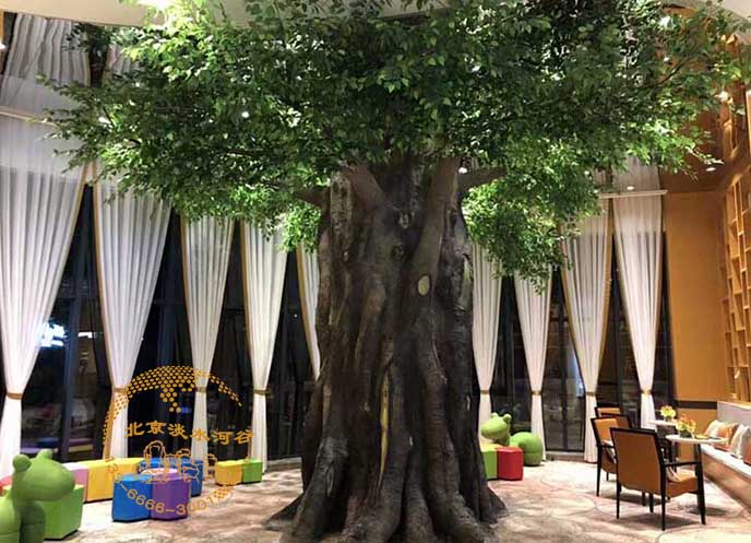 仿真榕樹的造景美讓人過目不忘、為之傾倒