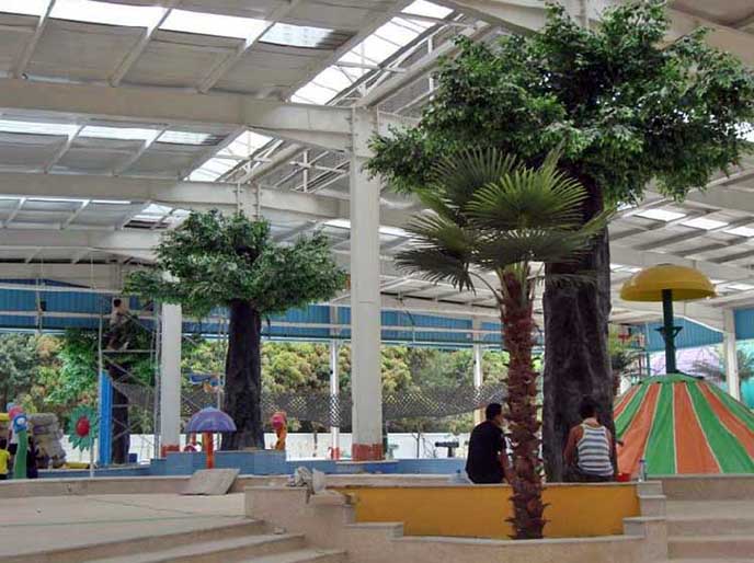 仿真榕樹不是真榕樹的替代品，它與真榕樹是共生的