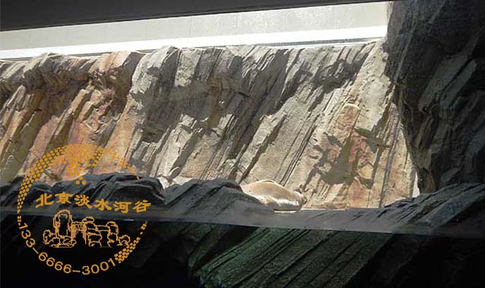 塑石假山制作配合綠植和水體可以營造意境