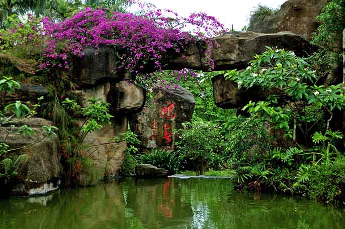 水泥塑石假山制作就是用水泥在施工現場直接雕塑出假山