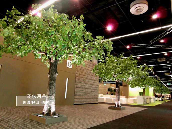 仿真楊樹的樹皮是用北京淡水河谷家研制的方法制作