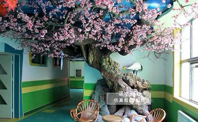 仿真杏花樹的材質分為水泥現場雕塑及玻璃鋼雕塑兩種