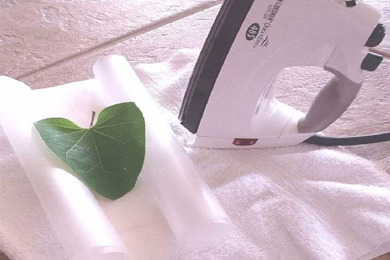 使用蠟紙壓榨葉子是建筑物和使用膠合板葉子壓榨機(jī)的一種簡(jiǎn)便替代方法