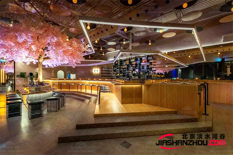 仿真樹(shù)與蘇荷酒吧SOHO室內(nèi)外其它裝飾元素完美搭配