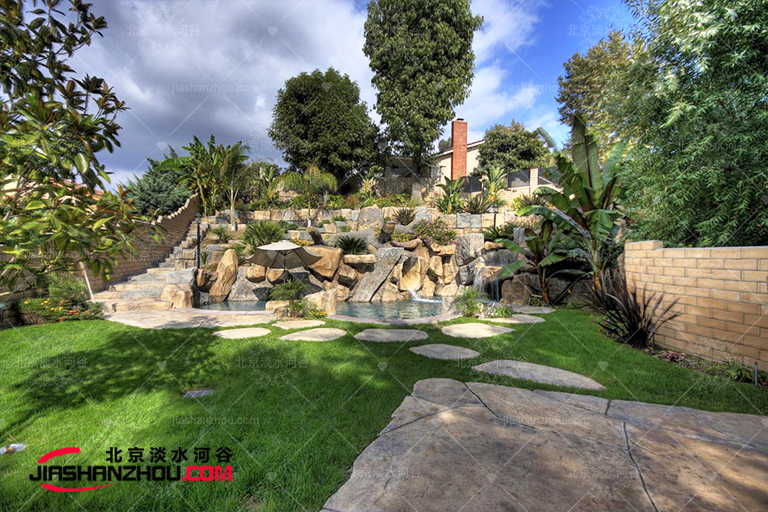 塑石假山為天目湖御水溫泉度假村品定制與四周環(huán)境相映成趣