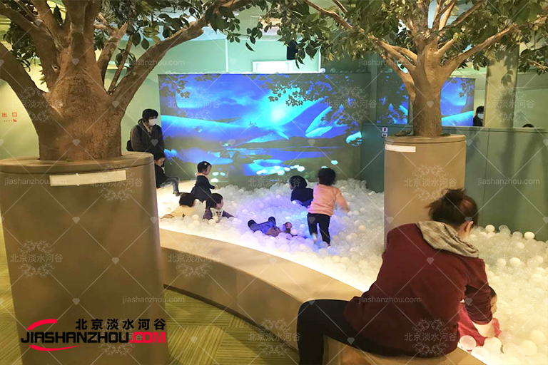 仿真樹不單提供給人們迷人的裝飾環(huán)境凸現(xiàn)出綠色環(huán)保核心理念