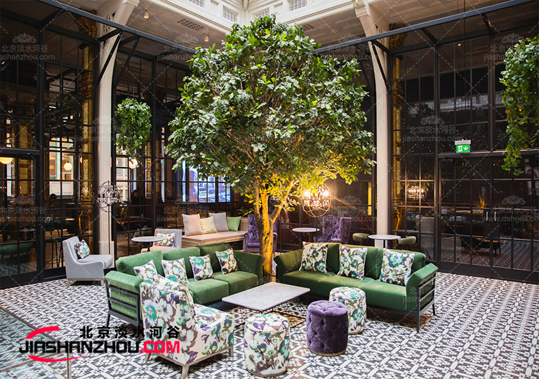 上海半島酒店的環境裝飾選仿真樹得到了很多酒店顧客贊美