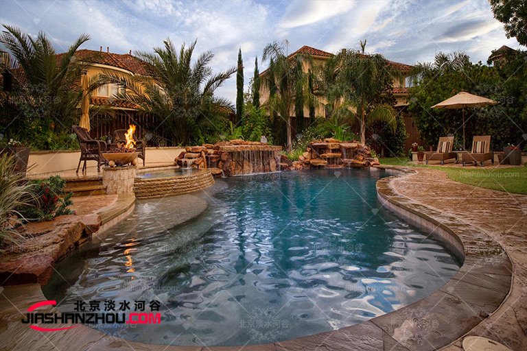 享受別墅塑石假山景觀營造的歡迎回家的愜意輕松感