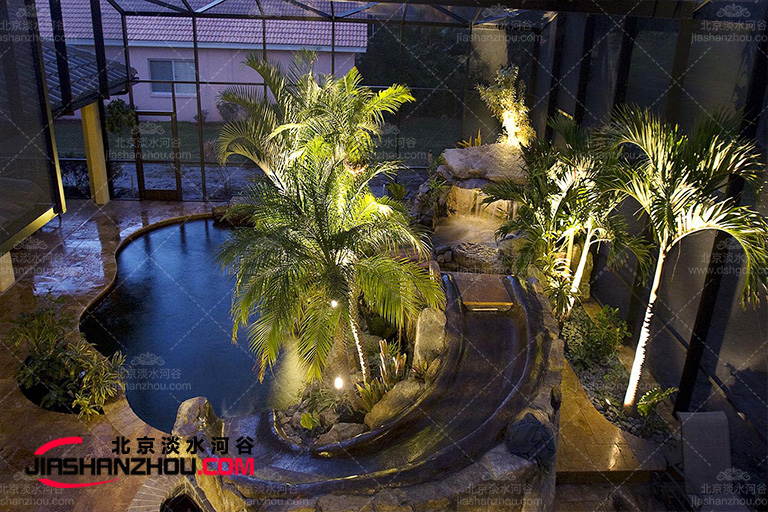 在陽光明媚的庭院中用仿真樹創建陰影實現完美午后時光