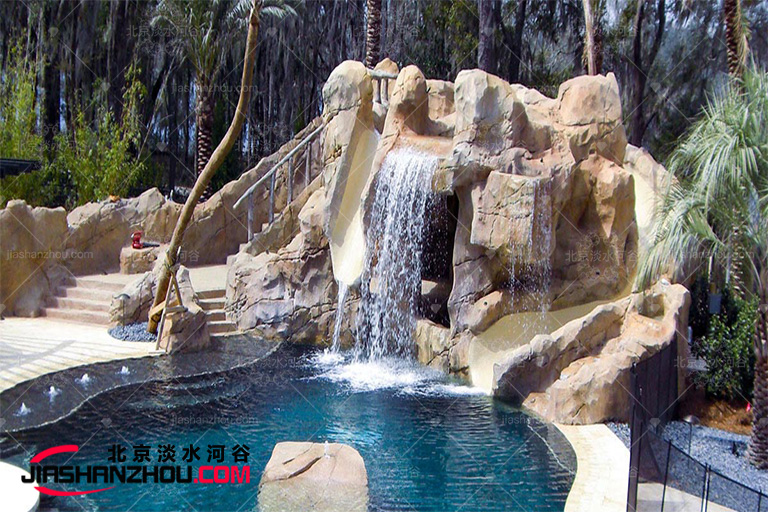 浙江望津里品酒店使用塑石假山打造綠色生態庭院