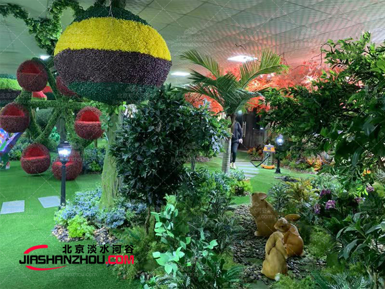 仿真樹(shù)和活植物共生營(yíng)造好持久的花園環(huán)境