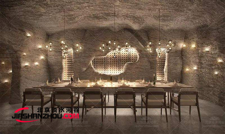 成都網(wǎng)紅洞穴餐廳連桌布餐巾紙折疊方式都不一樣