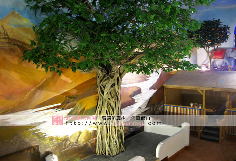 這棵仿真榕樹本身就是一件藝術(shù)品