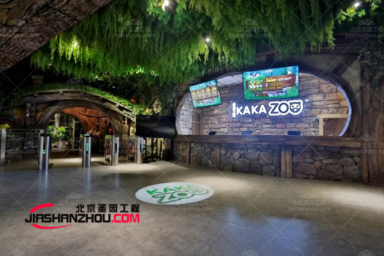 昌平奧萊商場(chǎng)用綠色仿真樹(shù)和裝飾配件裝飾慶祝節(jié)日