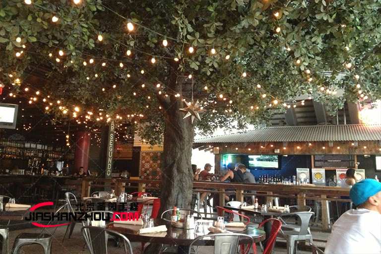 鄭州城市豪庭小區(qū)使用旅行者棕櫚樹(shù)的仿真樹(shù)裝飾