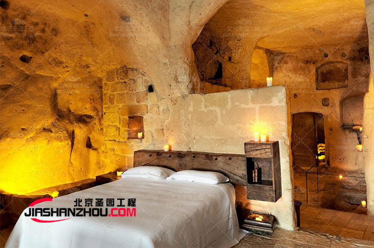 現代人造山洞旅行酒店被棕櫚樹和松樹環繞營造出熱帶f 格背景