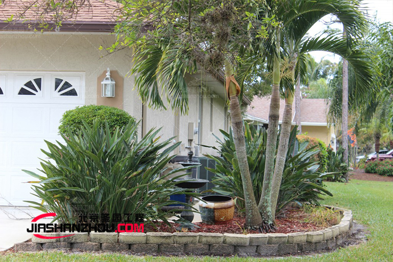 用人造室外仿真樹植物隱藏空調(diào)等設(shè)備是佳的方法