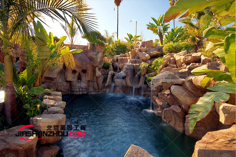 帶餐桌布局的戶外塑石假山景觀別墅庭院設計