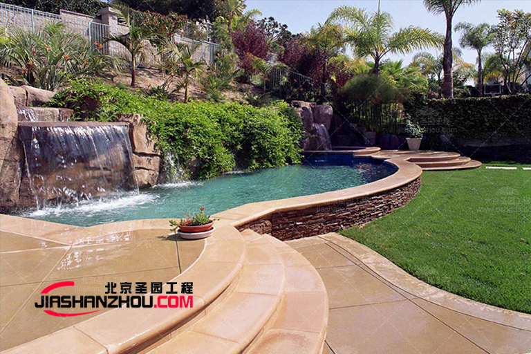 北京廠家塑石假山水池制作廠家建議水池周圍采用人造草