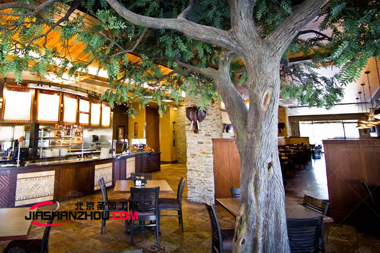 滁州市鳳陽縣客來餐廳添加仿真樹以獲得多穩(wěn)定的綠色元素