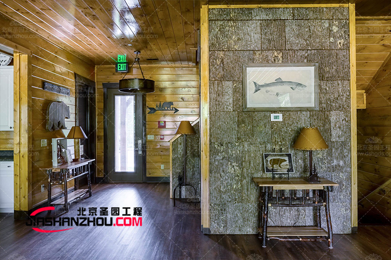 仿真樹皮墻面裝飾為酒店空間帶來 一絲不拘一格的感覺