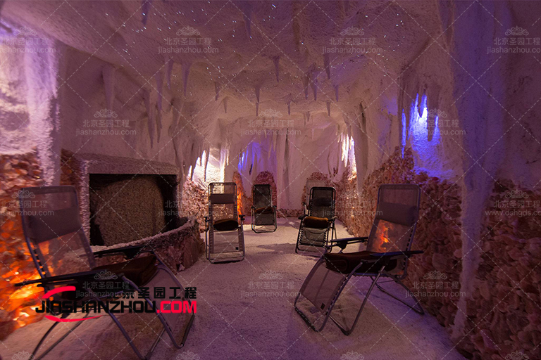 仿真鹽洞別墅臥室設計中使用的色調賦予其非常令人愉悅的美感