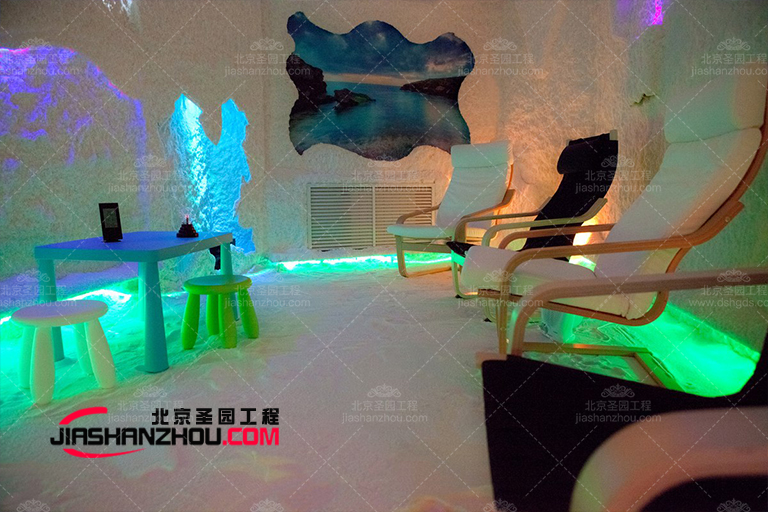 全白配色方案給鹽洞汗蒸鹽療房空間帶來相當(dāng)柔和的感覺