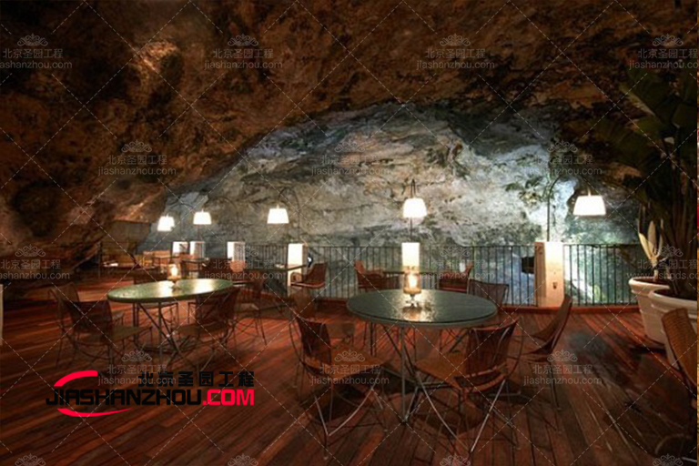 使用幾種不同的顏色可以提升仿真洞穴餐廳的外觀顏值