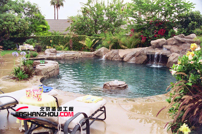 GRC塑石假山水池景觀為環(huán)境創(chuàng)造完美的充滿異國情調(diào)的背景