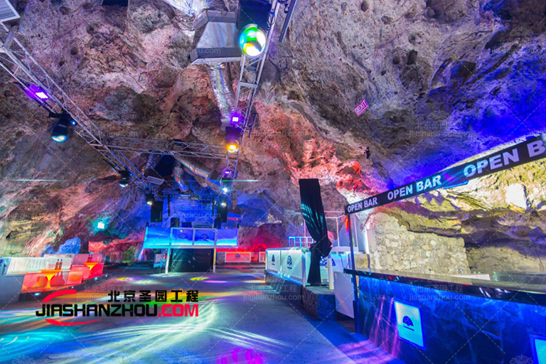 鮮艷色彩和現代材料賦予仿自然鹽洞茶餐廳現代的吸引力