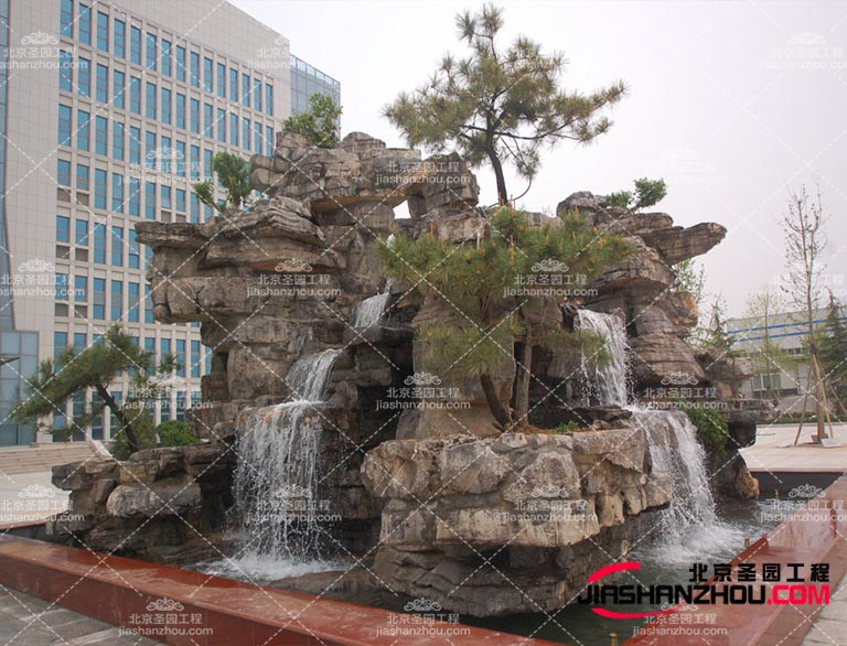 塑石假山表面處理手法各不相同，表現(xiàn)出的效果也不同