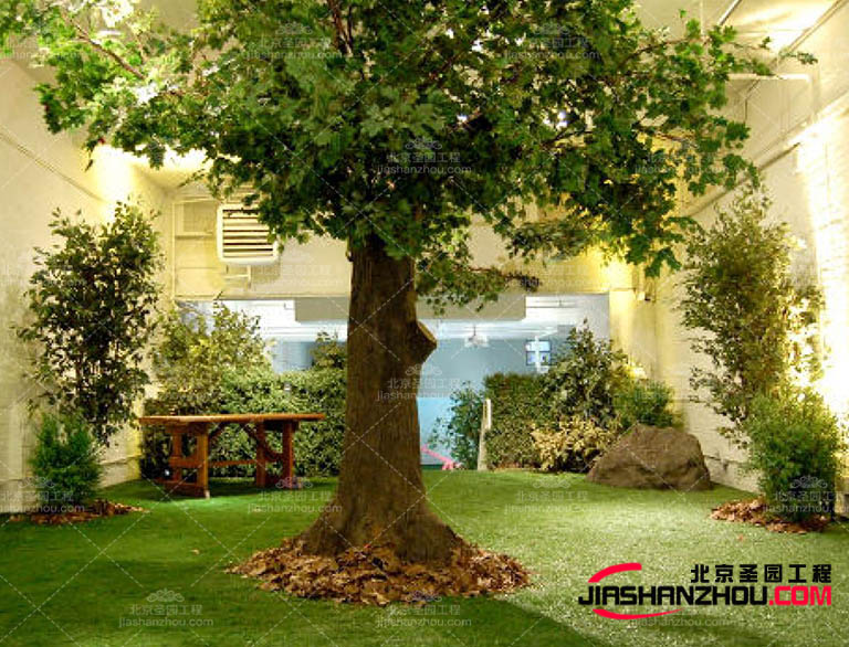 仿真樹(shù)是人工制作的模擬樹(shù)木仿真樹(shù)能達(dá)到美化環(huán)境的效果