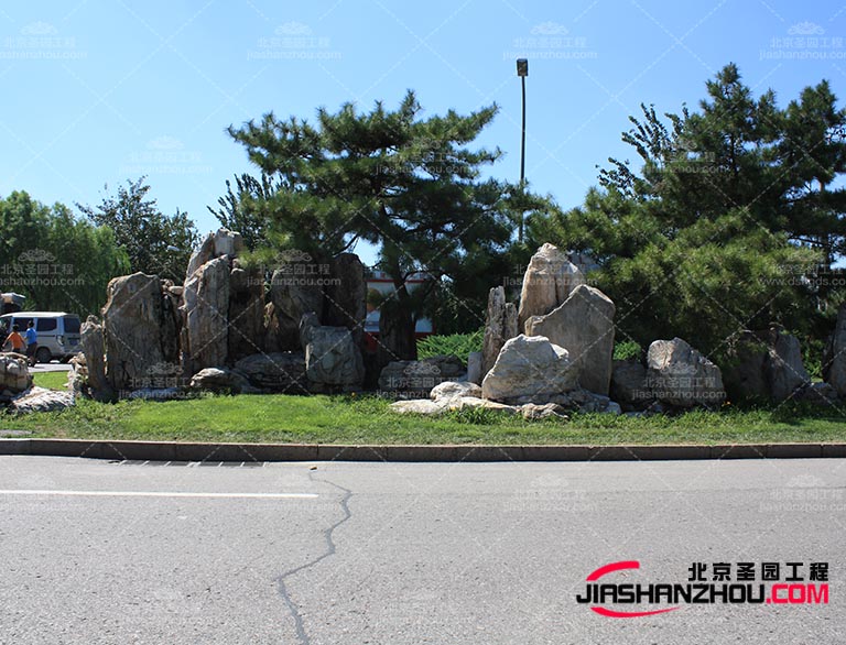 根據(jù)客戶的需求塑石假山可以做出各種各樣的形態(tài)與f 格