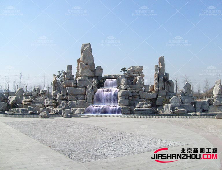 一座座的塑石假山都是模擬出的自然巖石形態創造出來的假山