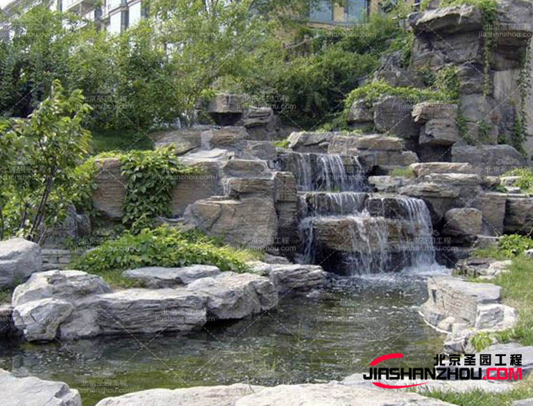 制作假山的過程需要花費大量的力，但它也帶來了特的樂趣