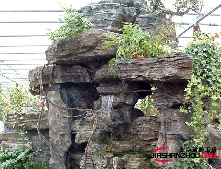 其實現在的塑石假山還可以根據需要進行燈光設計增加夜景效果