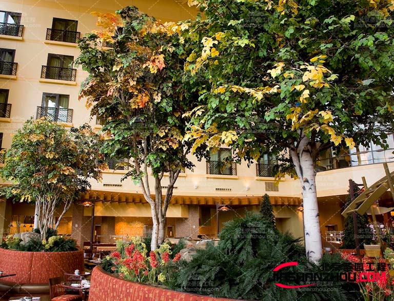 仿真樹可以節省資源和時間，因為它們不需要定期澆水