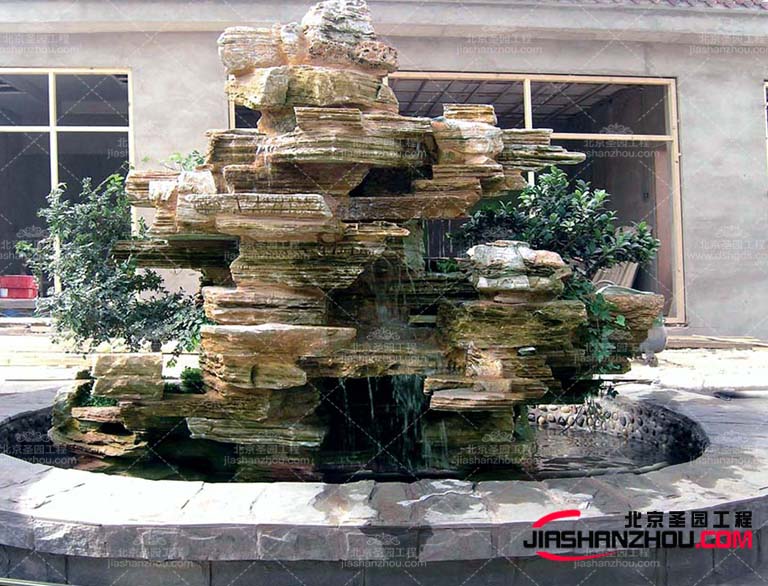 在制作塑石假山的過程中除了要考慮其美觀外還要其牢固