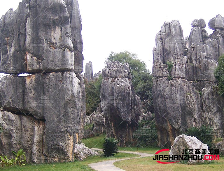 在設計假山的形狀和f 格時也需要考慮其環境和景觀融合的問題