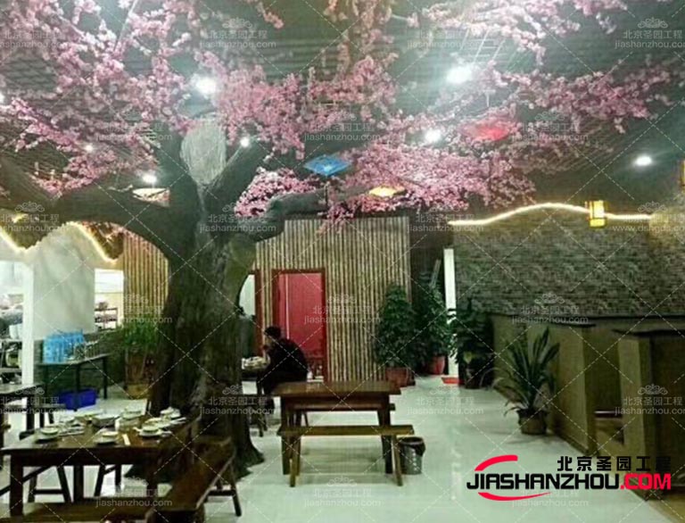 采用仿真樹可以避免砍伐原木，減少對自然資源的消耗