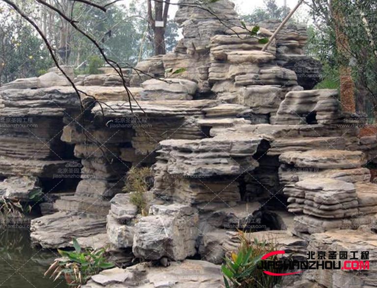 塑石假山和涂裝等細節處理，以確保假山具有良好的觀賞性