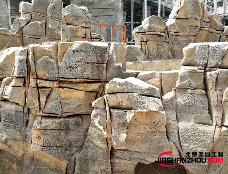 塑石假山如這些場(chǎng)景瀑布、溪流、山洞等，增加公園的趣味性和吸引力