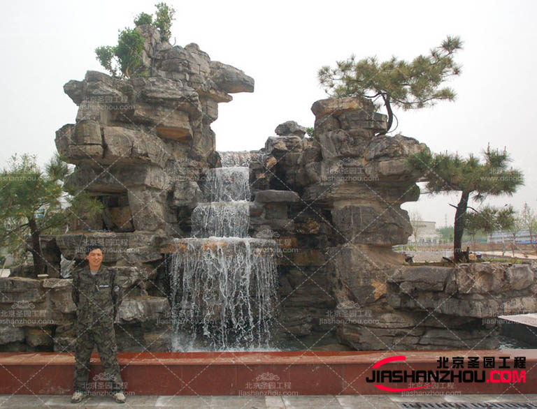 在塑石假山周圍設(shè)置合適的路徑和觀景點(diǎn)可以近距離欣賞