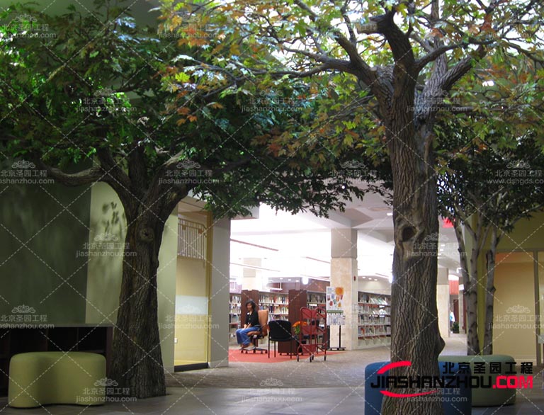 可以利用仿真樹道具或布景來(lái)增加背景的層次感和豐富度