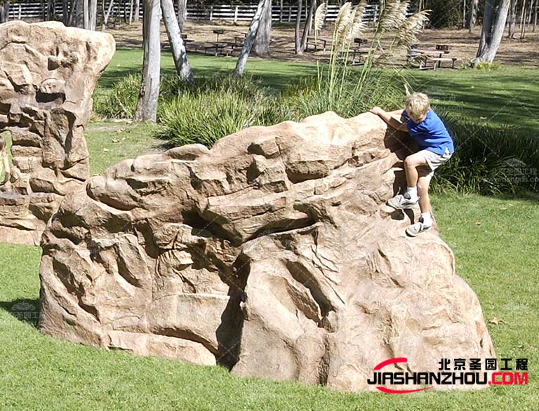 塑石假山的使用不僅可以保護游客的安全，還可以保護環境