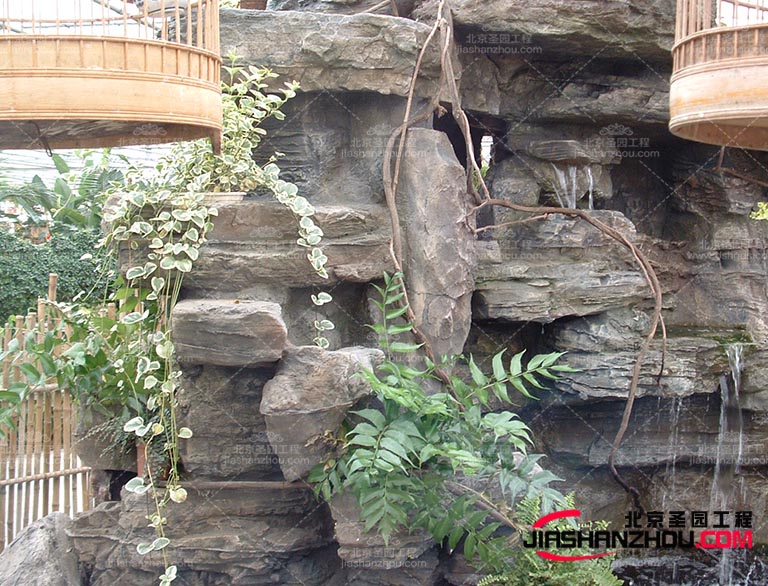 塑石假山可以成為一個令人矚目的擺設您可以選擇一個適合尺寸